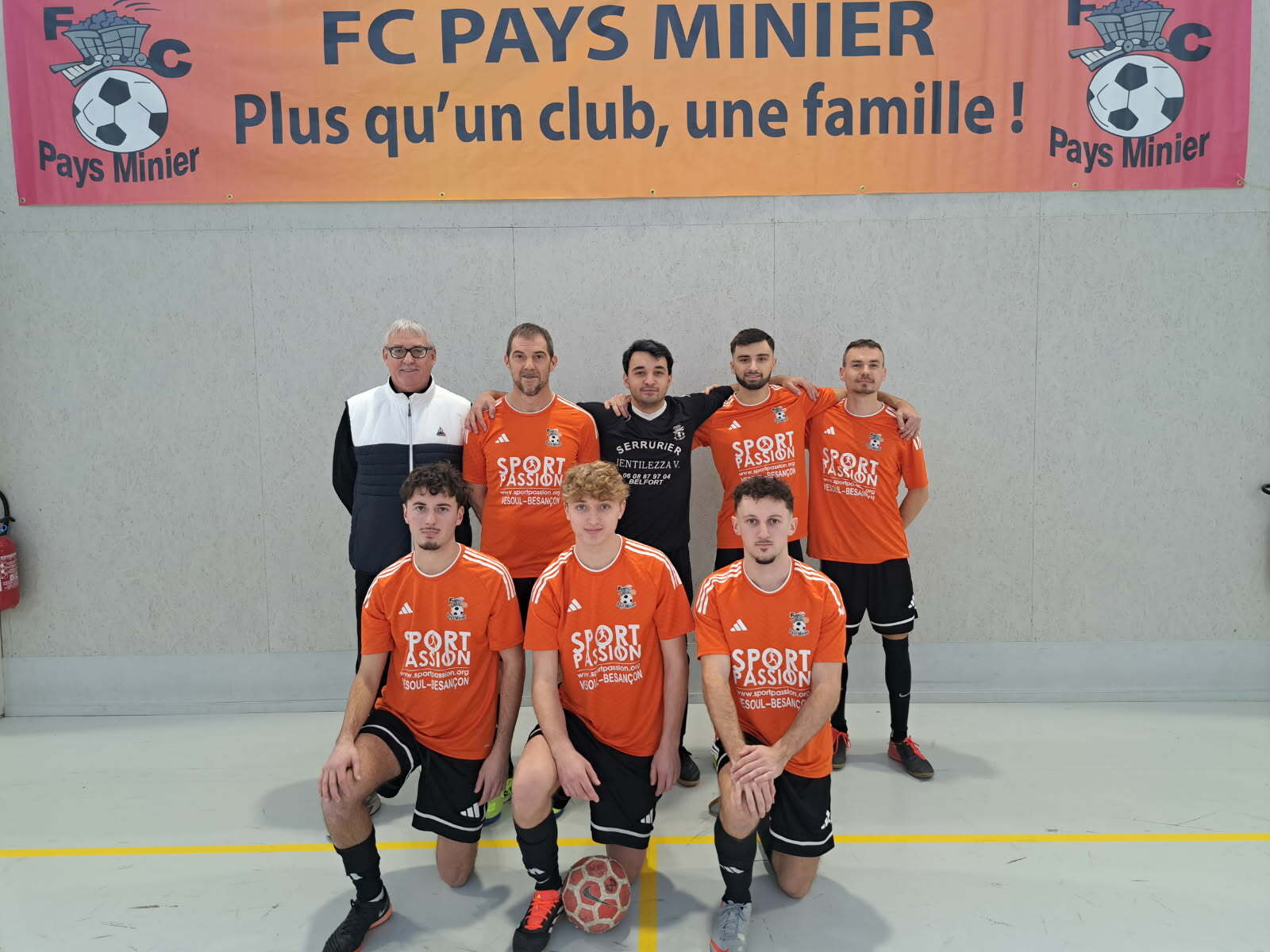 FUTSAL SENIORS G..., NOS ORANGE ET NOIR TERMINENT EN TÊTE...