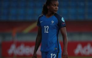 ELLE TIRE SA REVERENCE...