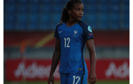 ELLE TIRE SA REVERENCE...