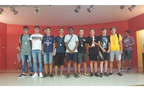 CHAMPAGNEY RECOMPENSE SES SPORTIFS...